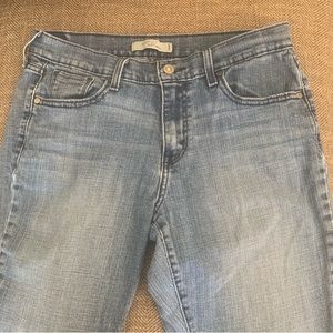 Excellent Preowned Condition Levi’s 515 Bootcut Jeans Size 10. Very Cute.